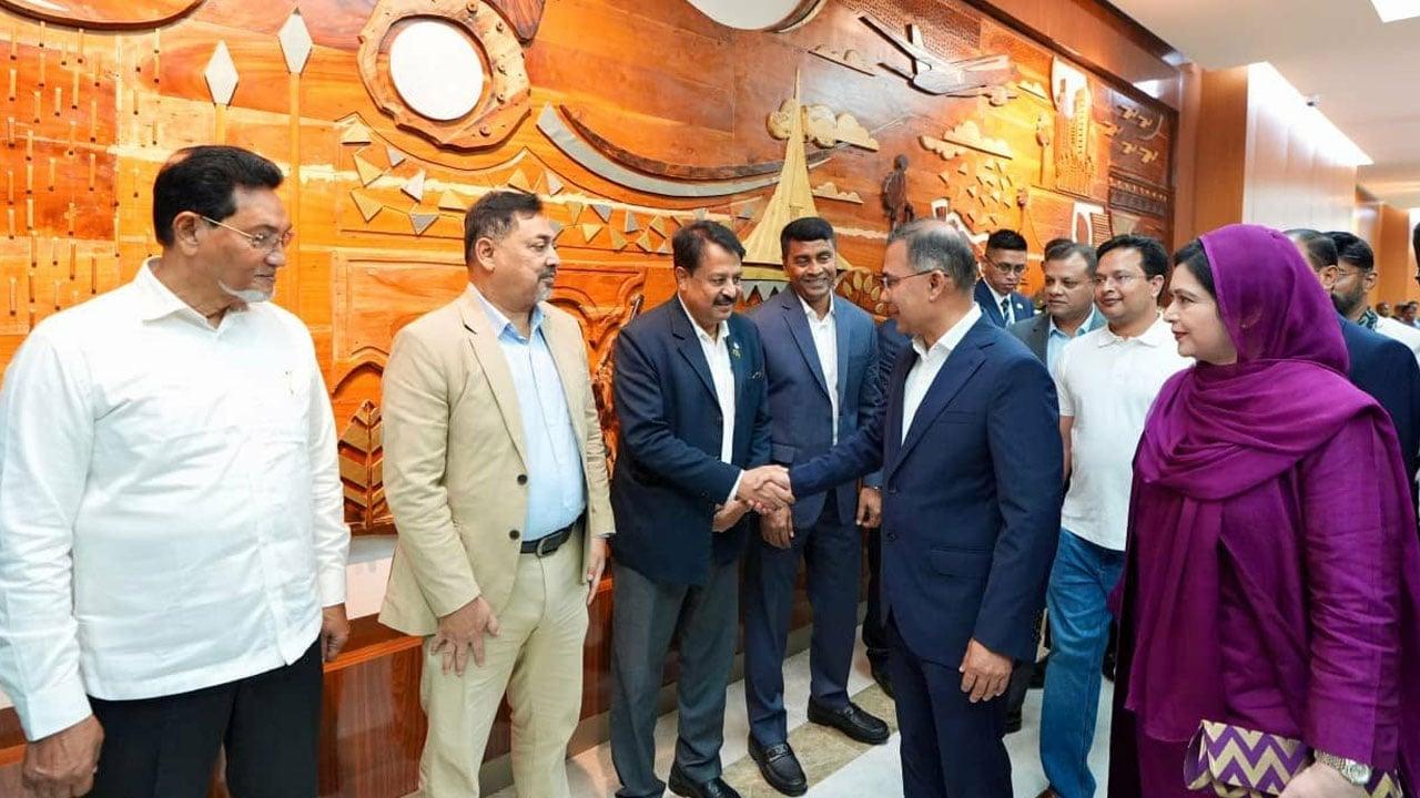 রাষ্ট্রীয় সফরে মালয়েশিয়ার উদ্দেশে ঢাকা ছেড়েছেন প্রধানমন্ত্রী তারেক রহমান