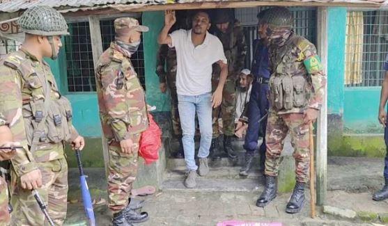 যৌথবাহিনীর হাতে সাবেক ছাত্রদল নেতা আটক, বাড়ি থেকে অস্ত্র ও মাদক উদ্ধার