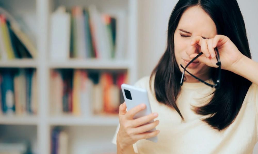 মোবাইলের  অতি ব্যবহারে বাড়ছে  স্বাস্থ্যঝুঁকি, চোখের শুষ্কতা : সমাধান - নিয়ন্ত্রিত জীবনযাপন